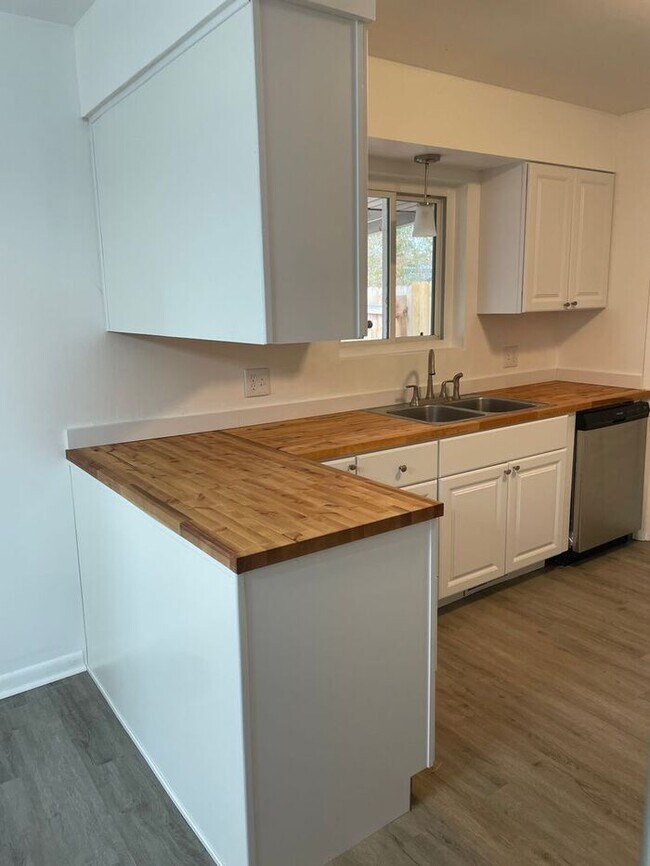 Building Photo - Newly Renovated 2 Bed 1 Bath Duplex in Nor...