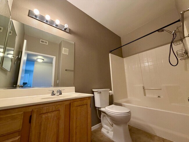 Building Photo - 2 bedroom condo in gated SE location.