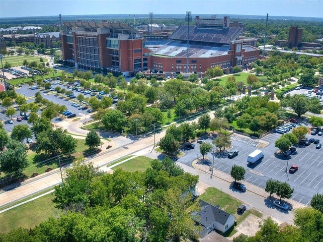 Building Photo - 203 E Brooks St