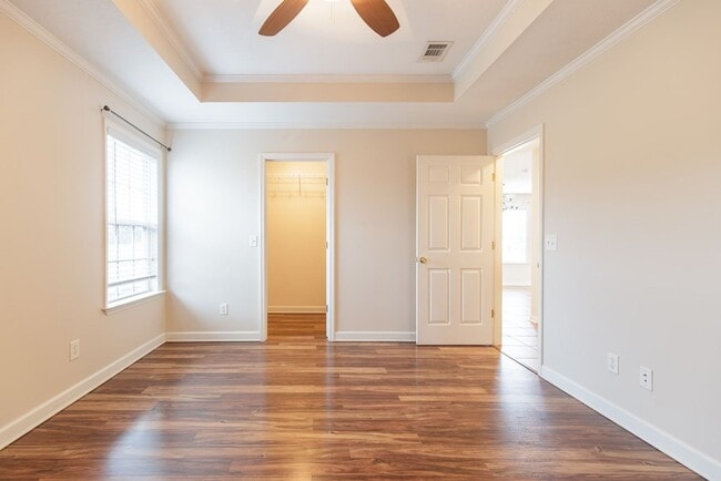 Building Photo - Luxurious 3 Bed/2 Bath Home with Modern Am...