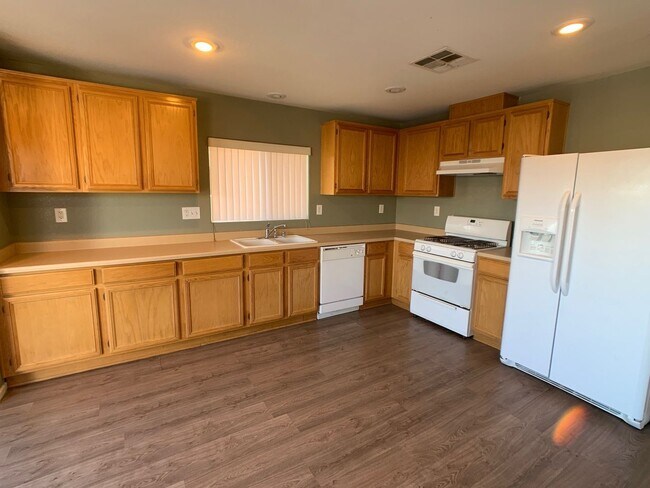 Building Photo - Upgraded 3 bedroom home with loft and den....