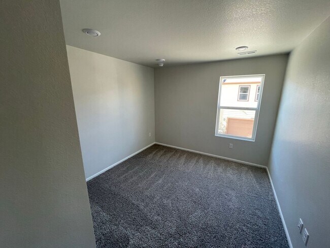 Building Photo - Updated 3 Bedroom Townhome Available July