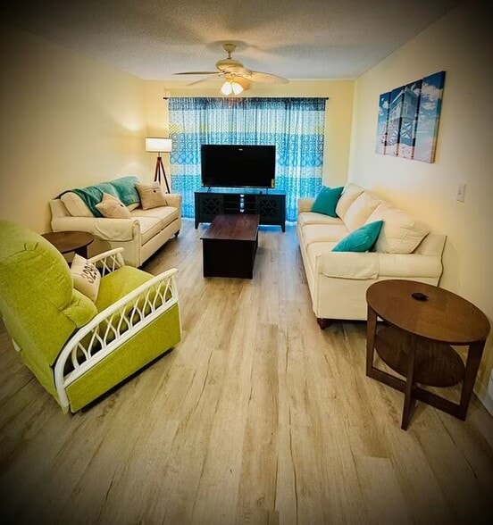 Living Room - 1650 N 42nd Cir