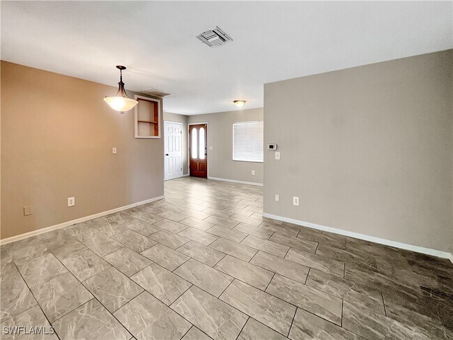 Building Photo - 2210 Parkview Dr