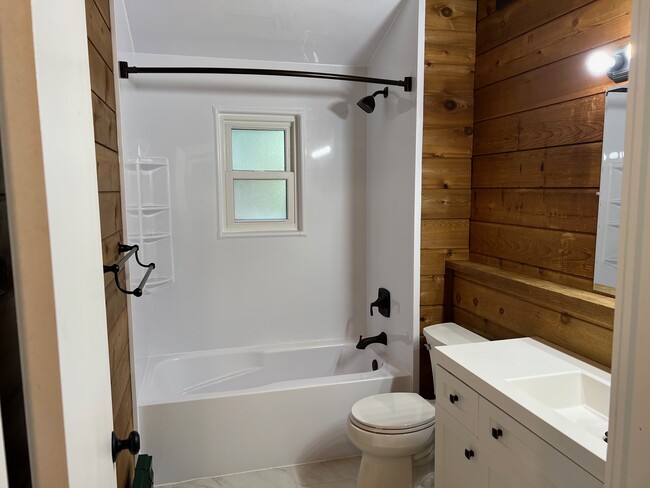 Upstairs bathroom - 1120 Lealand Rd E