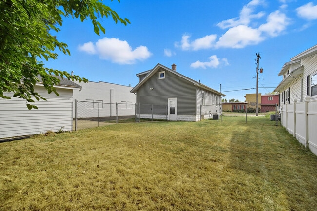 Building Photo - 408 River Ln