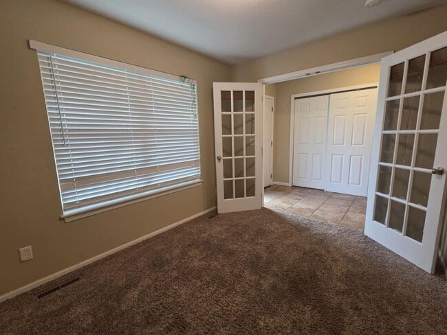 Building Photo - Large family corner lot home for rent!