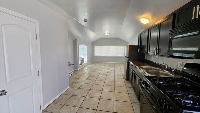 Building Photo - 911 Fruit Ave NW