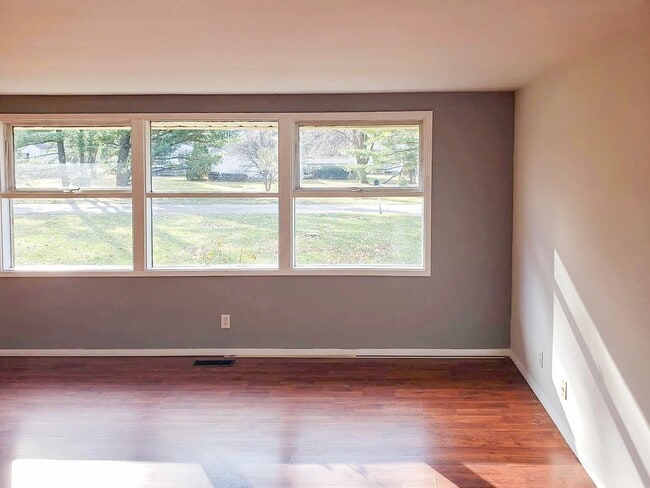 Building Photo - For Rent: 3 Bedroom Home with a Sunroom and Garage! Nice yard!