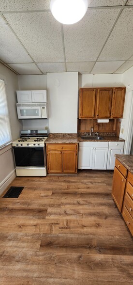 Kitchen new gas stove - 2434 N 4th St