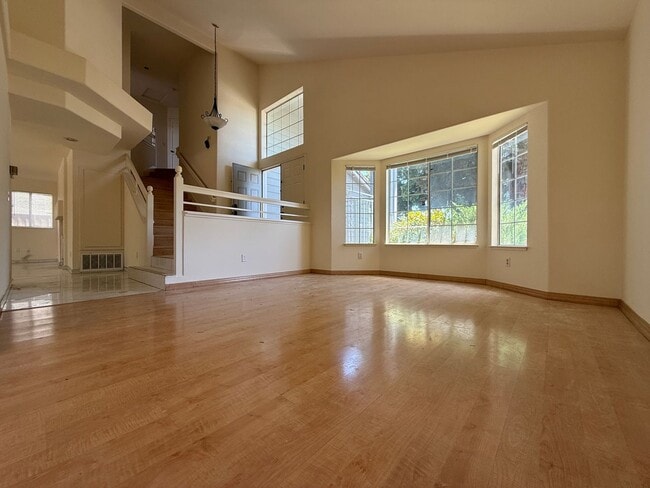 Building Photo - 581 Hellyer Ave