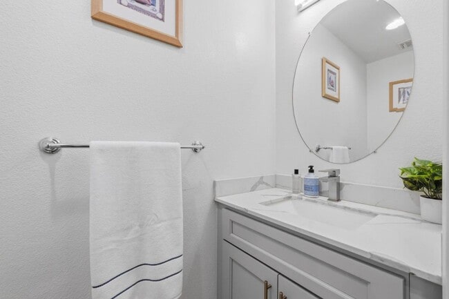 Building Photo - Spacious Detached Home in the Basking Ridge Community