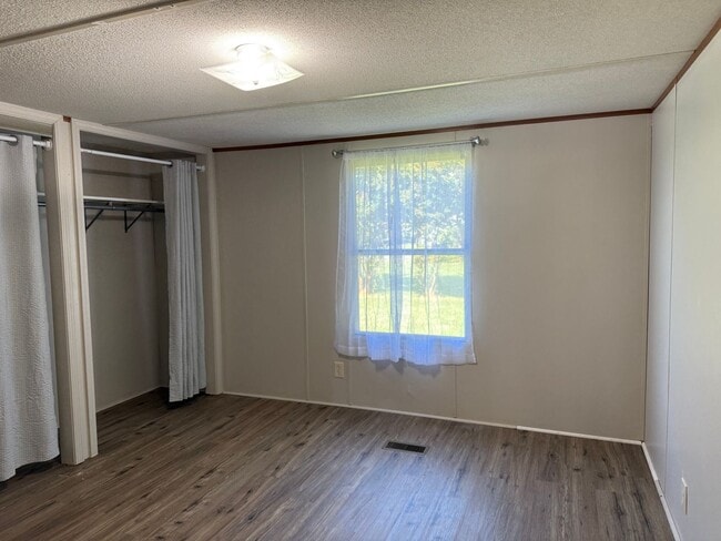 Building Photo - Move-In Ready 3 Bed, 2 Bath Home in Newton...
