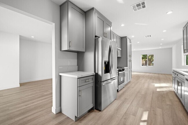 Building Photo - Stunning Fully Renovated 2 Bedroom 2 Bathroom Home