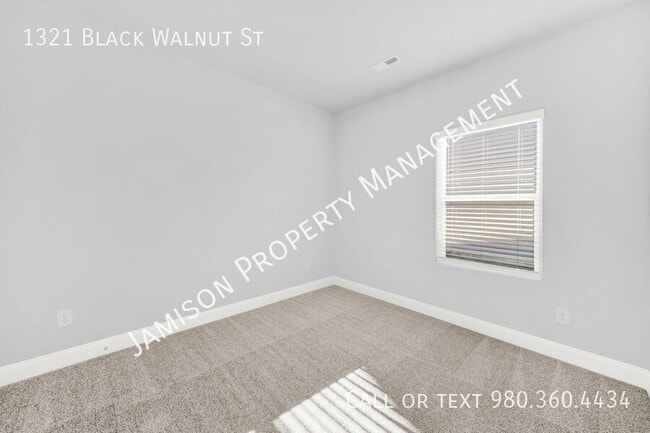 Building Photo - 1321 Black Walnut St