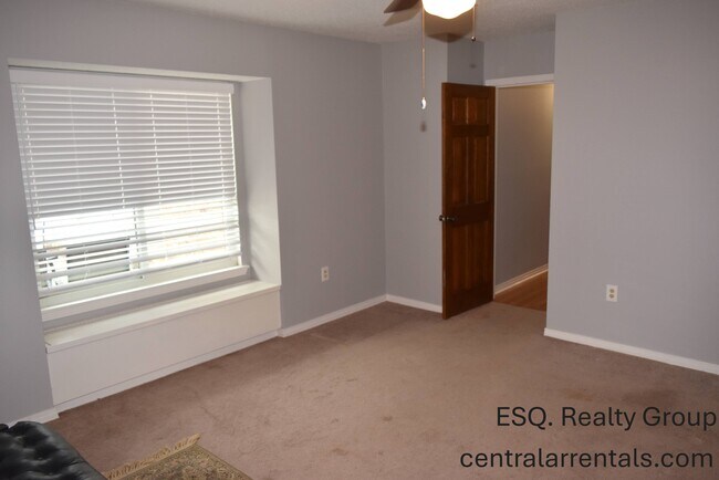 Building Photo - 4512 Somers Ave