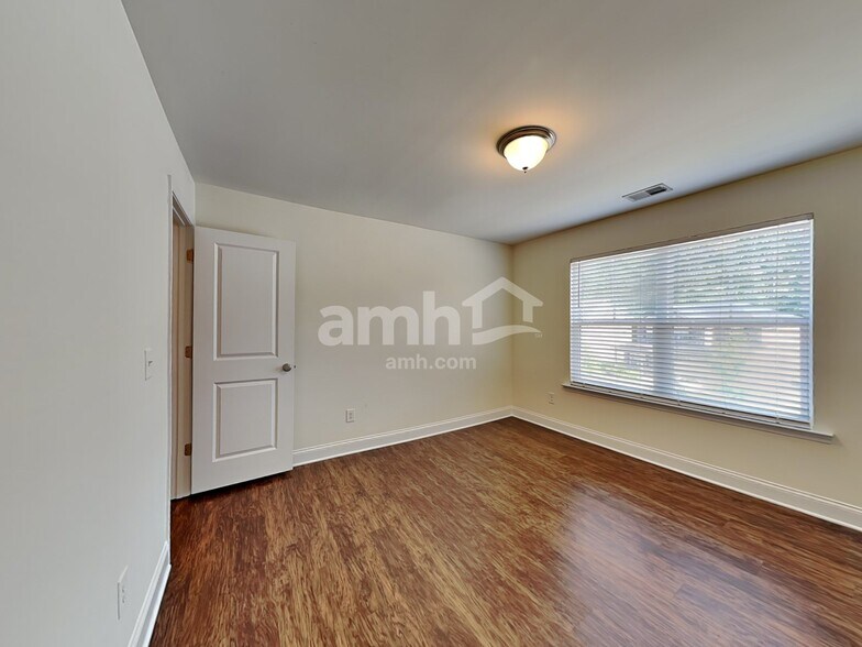 Building Photo - 423 Pearson Cir