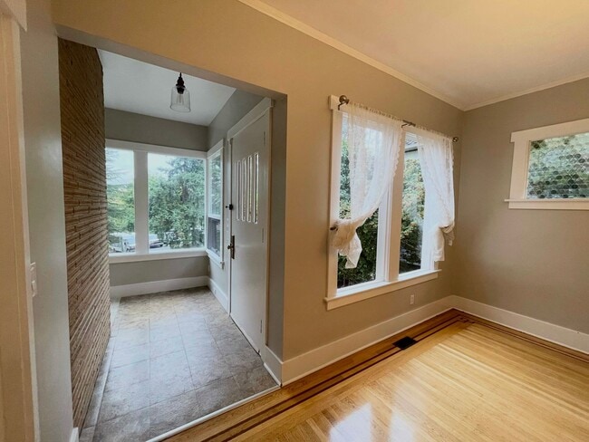 Building Photo - Elegant 4BR 2.5Bath Home with Fenced Yard & Garage Across from Seattle Prep**2 weeks free**