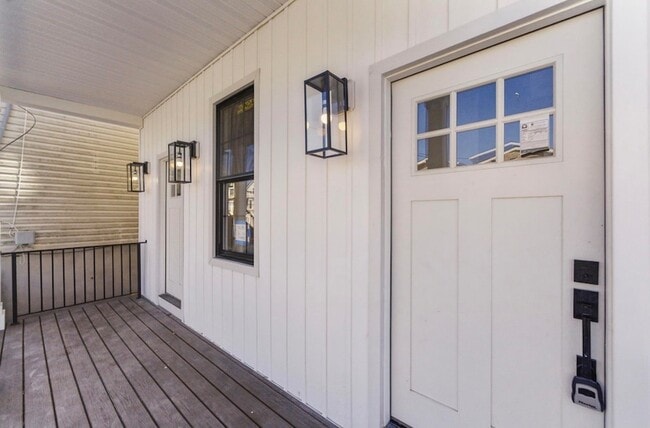 Building Photo - 113 Oak St