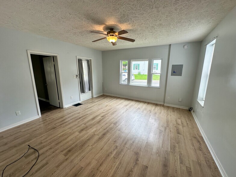 Living room - 2 S Madison St