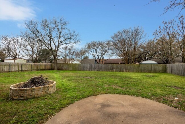 Building Photo - 2503 Versailles Dr