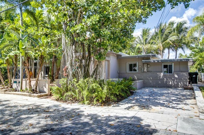Building Photo - 616 SW 11th Ct