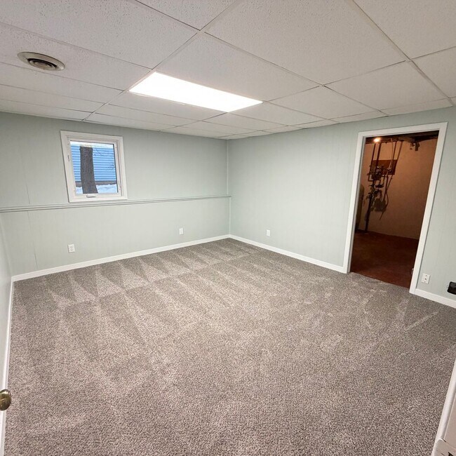 Building Photo - Rockford Schools!  4-Bedroom Duplex