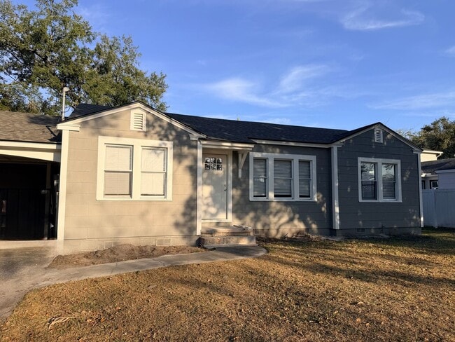 Building Photo - 831 Floral Dr