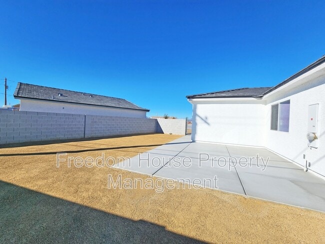 Building Photo - 561 Valiant Ave