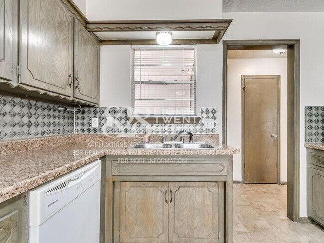 Building Photo - Midwest City 3 Bed/2 Bath House with Attached Two-Car Garage!