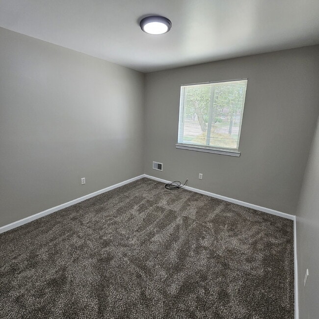 Building Photo - 3 Bed Ranch with New Carpet and Freshly Pa...