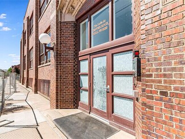 Building Photo - 1777 E 39th Ave