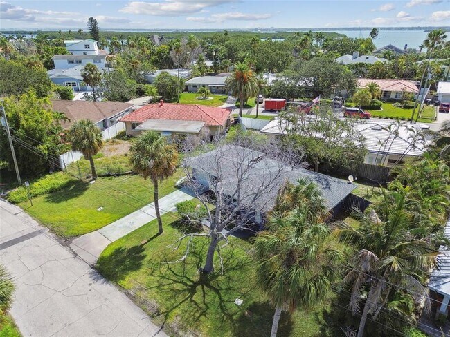 Building Photo - 951 Lantana Ave