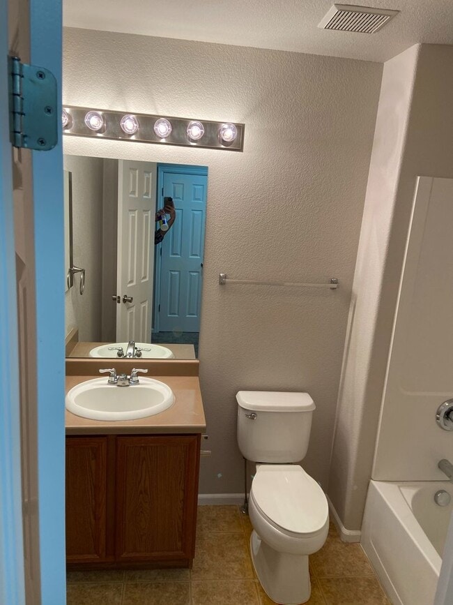 Building Photo - Newly Updated 3Bed/3Bath Townhome Near Ft Carson!