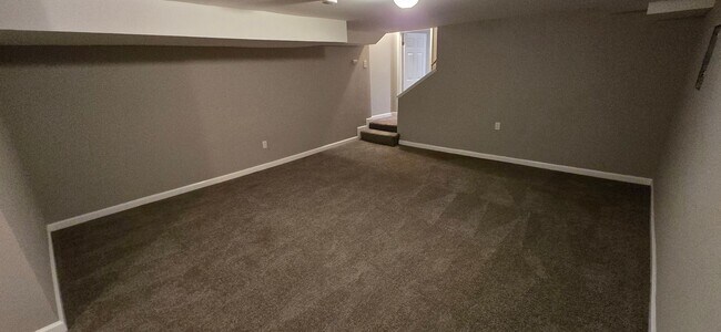 Building Photo - Huge 3-level 6 Bedroom - 2,500 sq/ft!