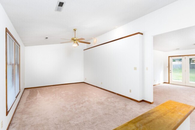 Building Photo - Fantastic Location! Close to MKT & Twin Lakes! 3BR/2.5BA/2000sqft., 2-Car Garage, Large Fenced Ya...