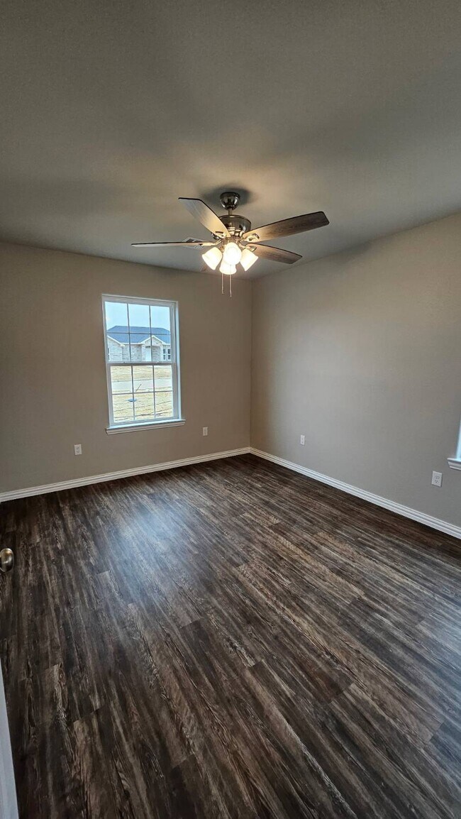 Building Photo - 514 Sweet Pea Ln