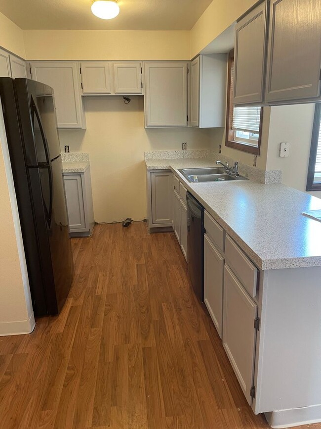 Building Photo - Spacious 4 bed 1.5 Bath Ranch-Style Home i...