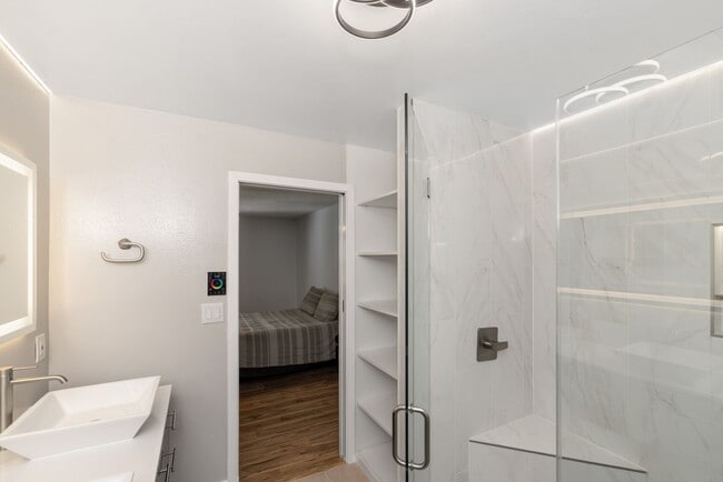 Building Photo - Bright spacious 3 bedroom 2 bath home in c...
