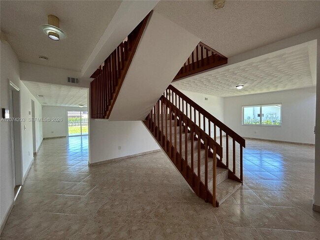 Building Photo - 6611 SW 99th Ave