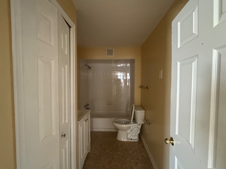 Building Photo - 8 Walnut Ave