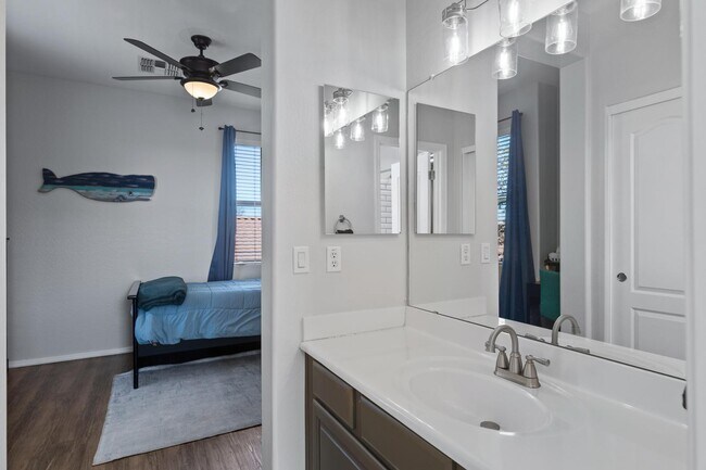 Building Photo - 3846 E Palmer St