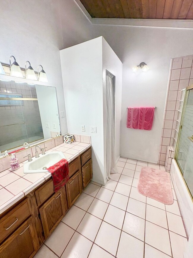 Building Photo - Stunning Ocean View 4/4 Home in Highly Desirable Neighborhood