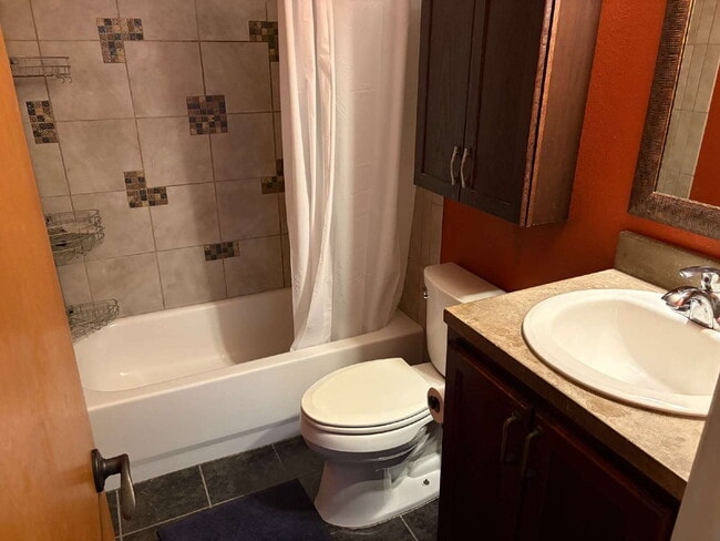 Building Photo - Immediate Availability! Wonderful 1 Bed Co...