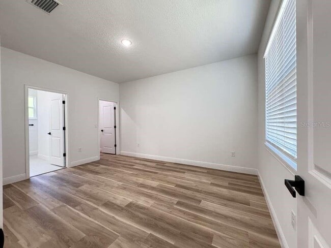 Building Photo - 8419 N Saxon Way