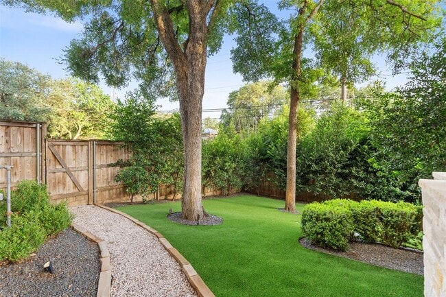 Building Photo - 1002 Meriden Ln