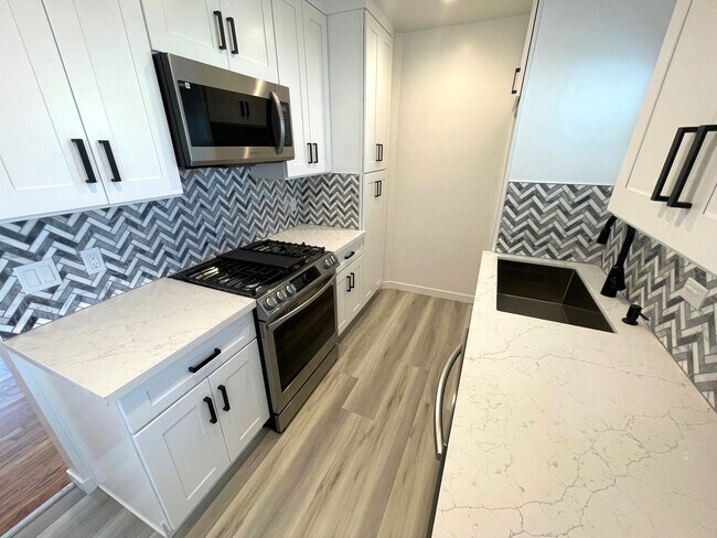 Building Photo - Beautiful, Tree-Lined Street in Residential Neighborhood. Remodeled, with AC, Personal Washer/Dryer