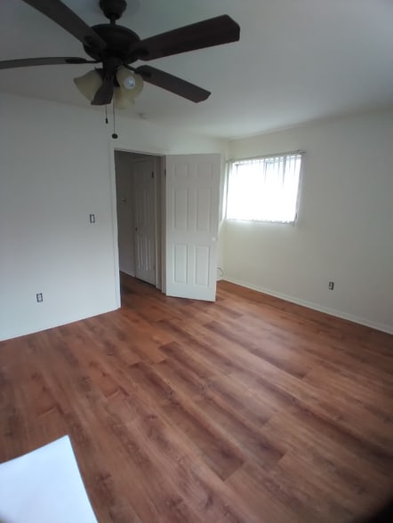 Building Photo - 2483 E Maple Rd