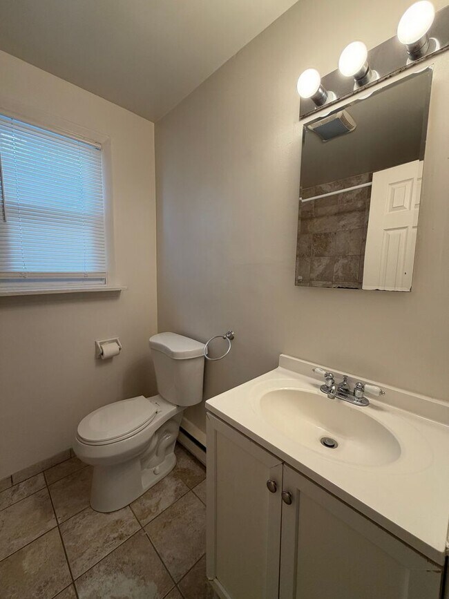 Building Photo - 1736 Main St