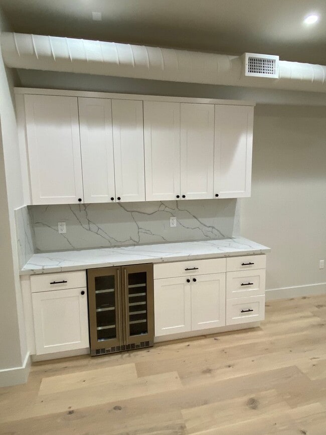 Building Photo - Large newly remodeled apartment with stain...